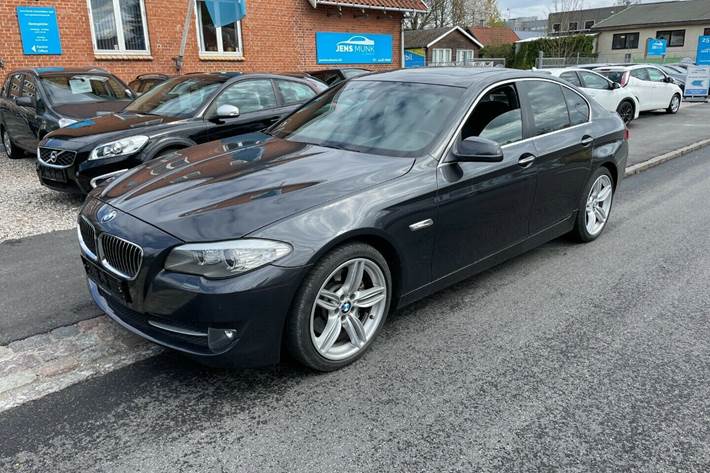 Grå BMW 528i fra 2012