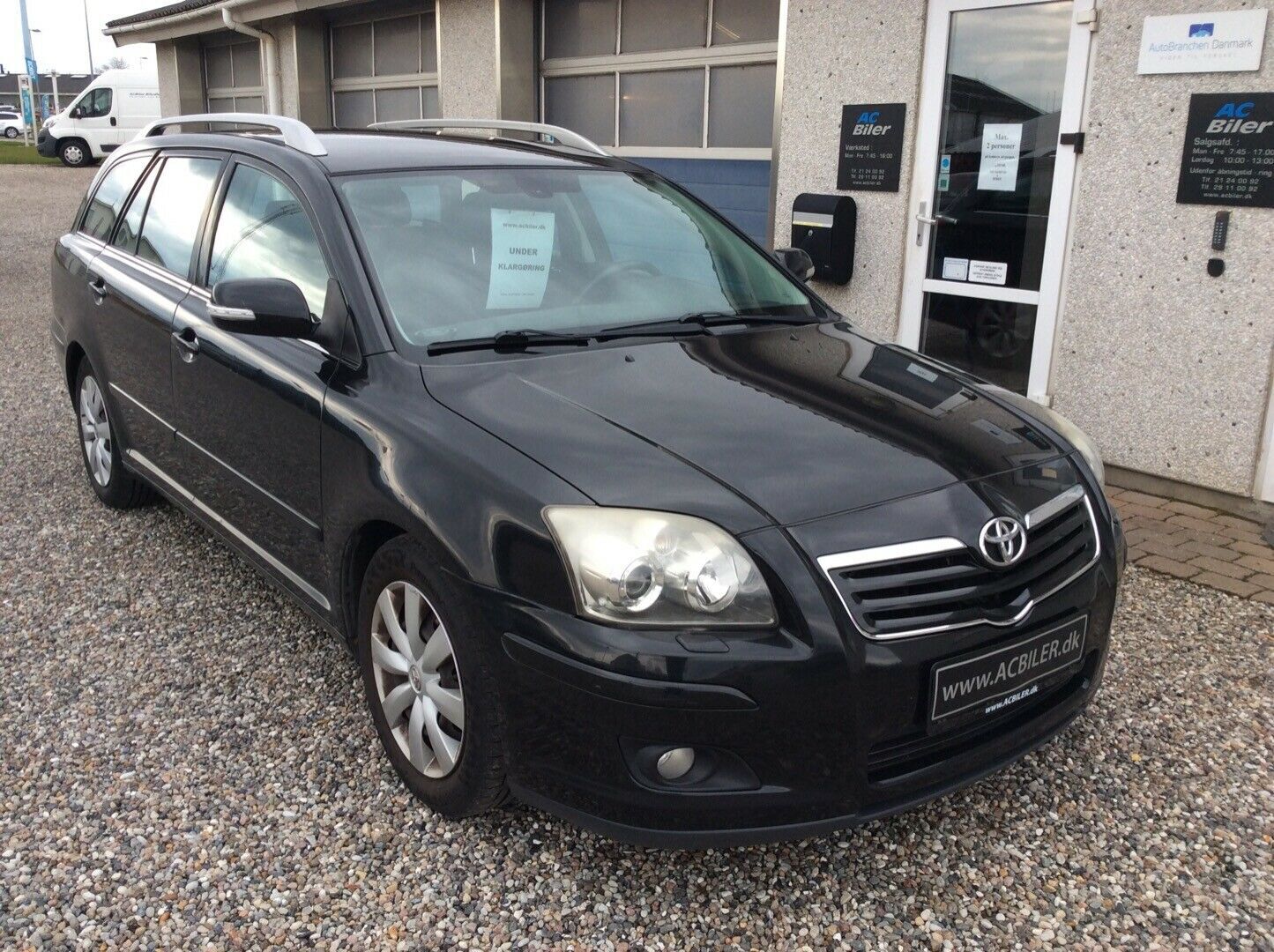 Grå Toyota Avensis fra 2006