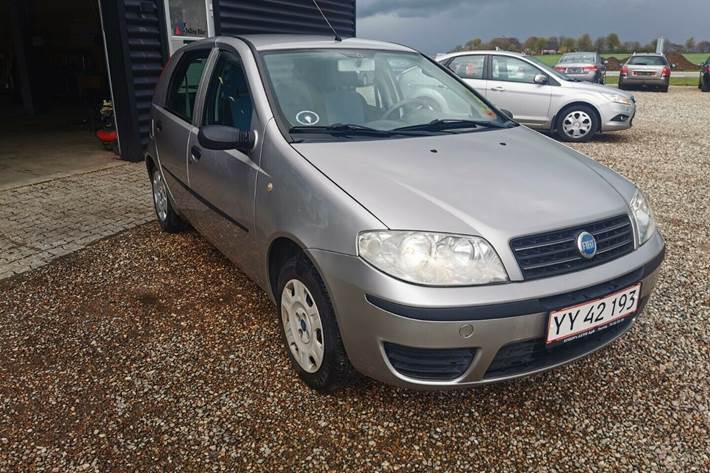 Grå Fiat Punto fra 2005