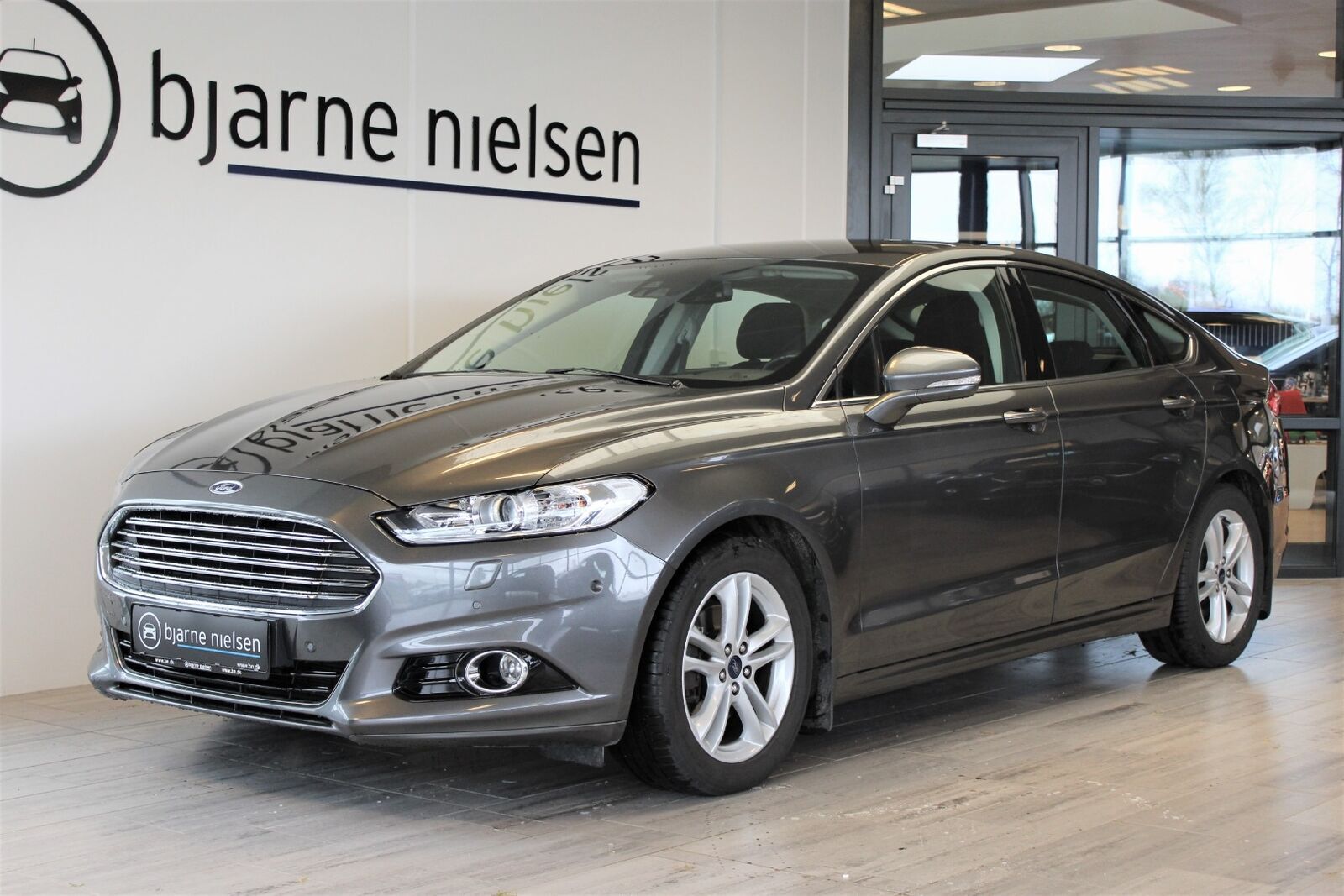 Grå Ford Mondeo fra 2015
