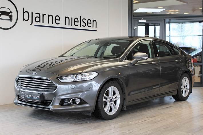 Grå Ford Mondeo fra 2015