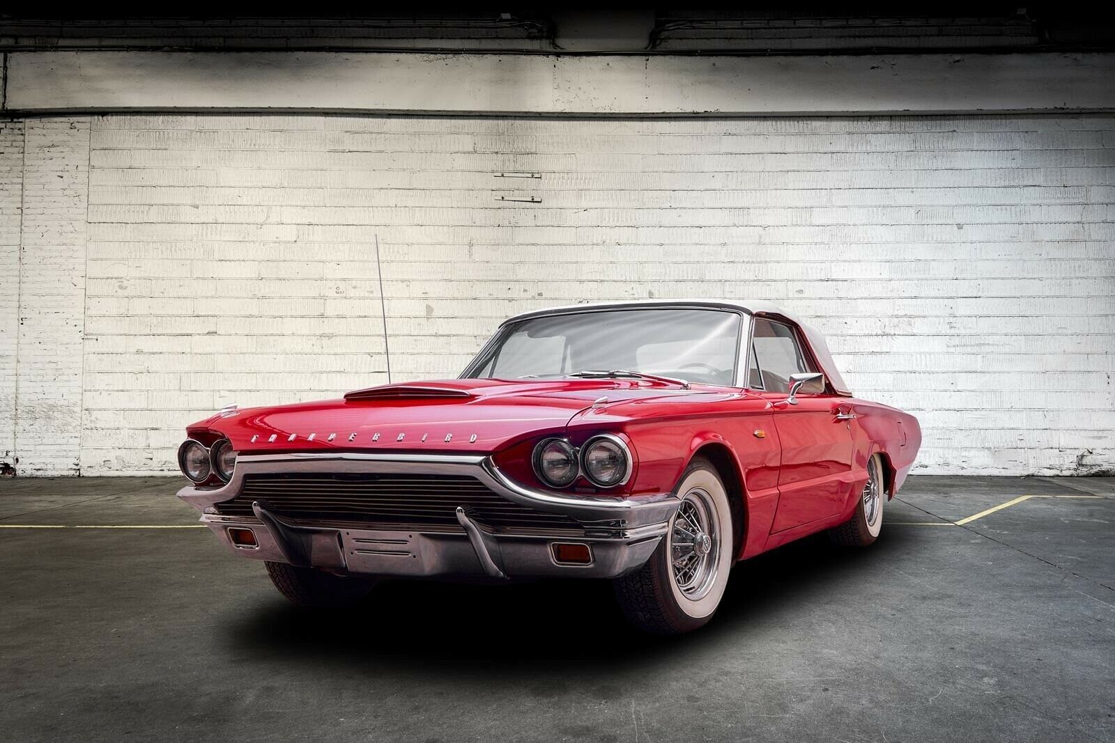 Rød Ford Thunderbird fra 1964