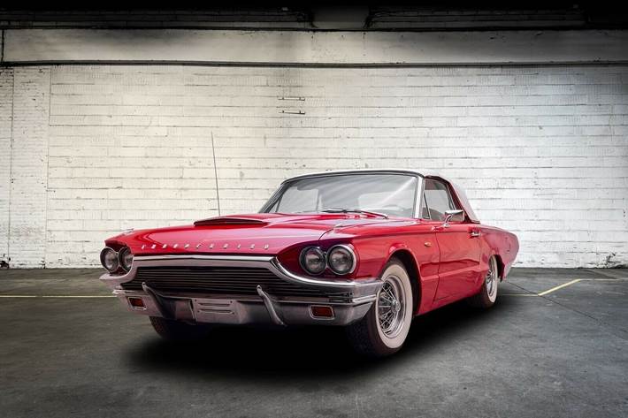 Rød Ford Thunderbird fra 1964