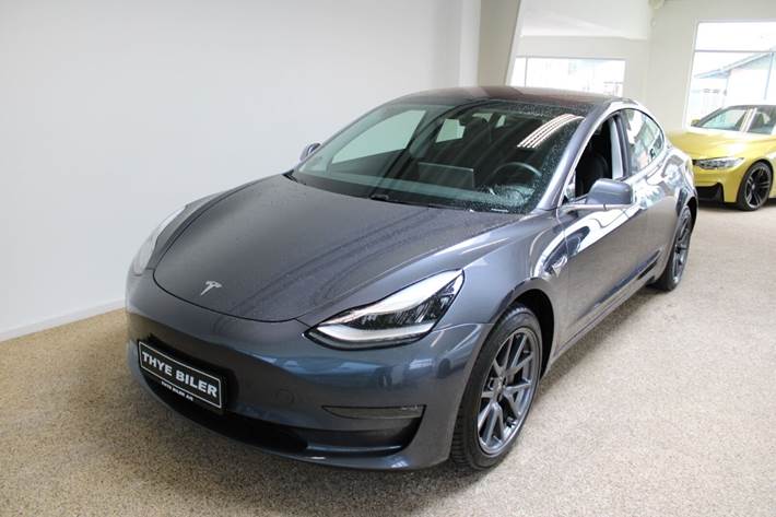 Grå Tesla Model 3 fra 2019