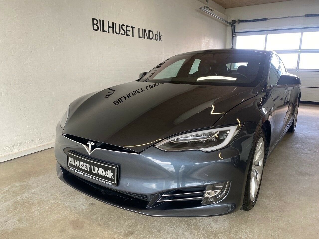 Grå Tesla Model S fra 2019
