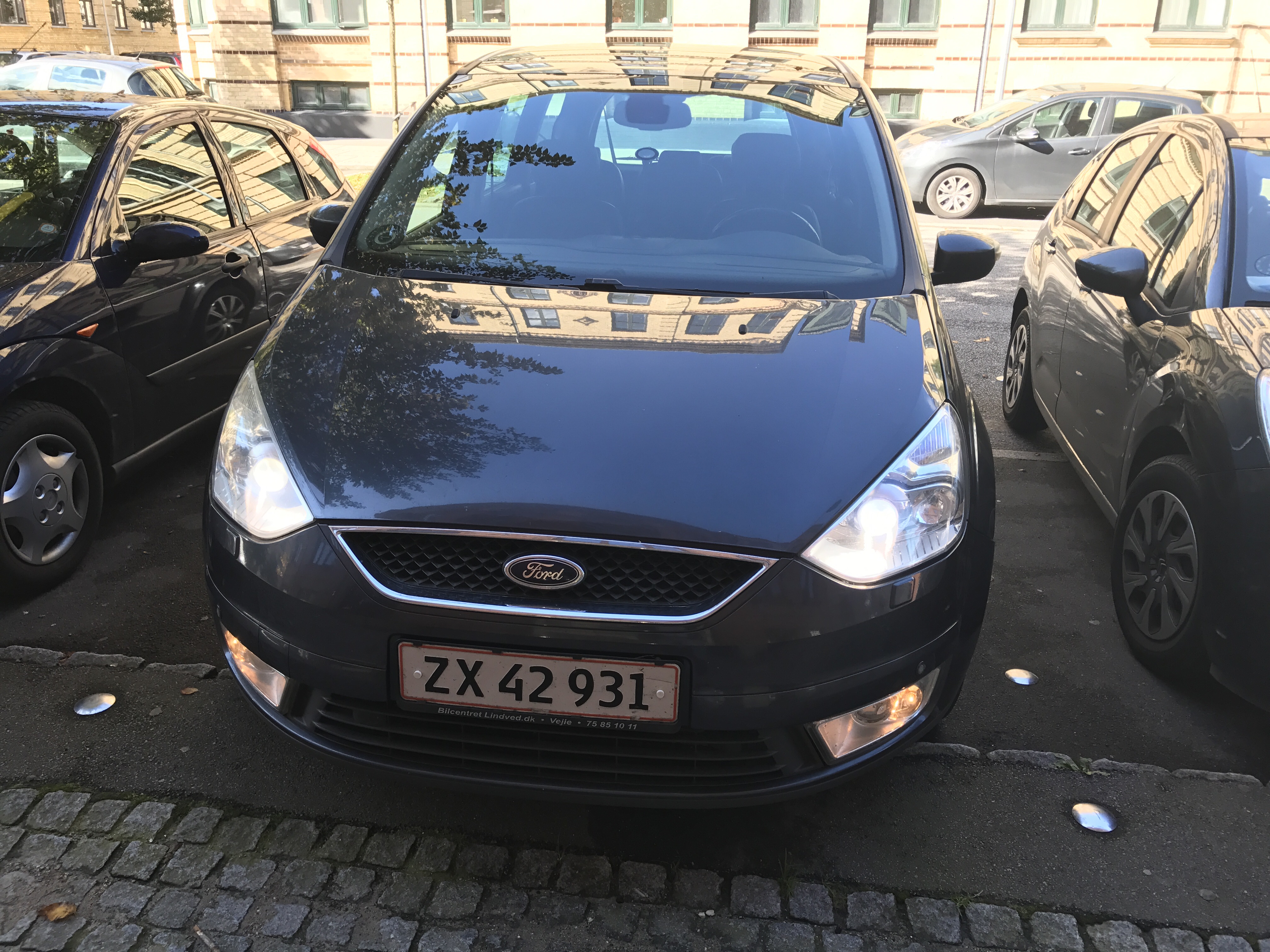 Grå Ford Galaxy fra 2007