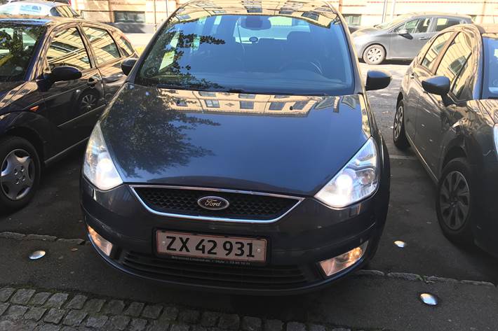 Grå Ford Galaxy fra 2007