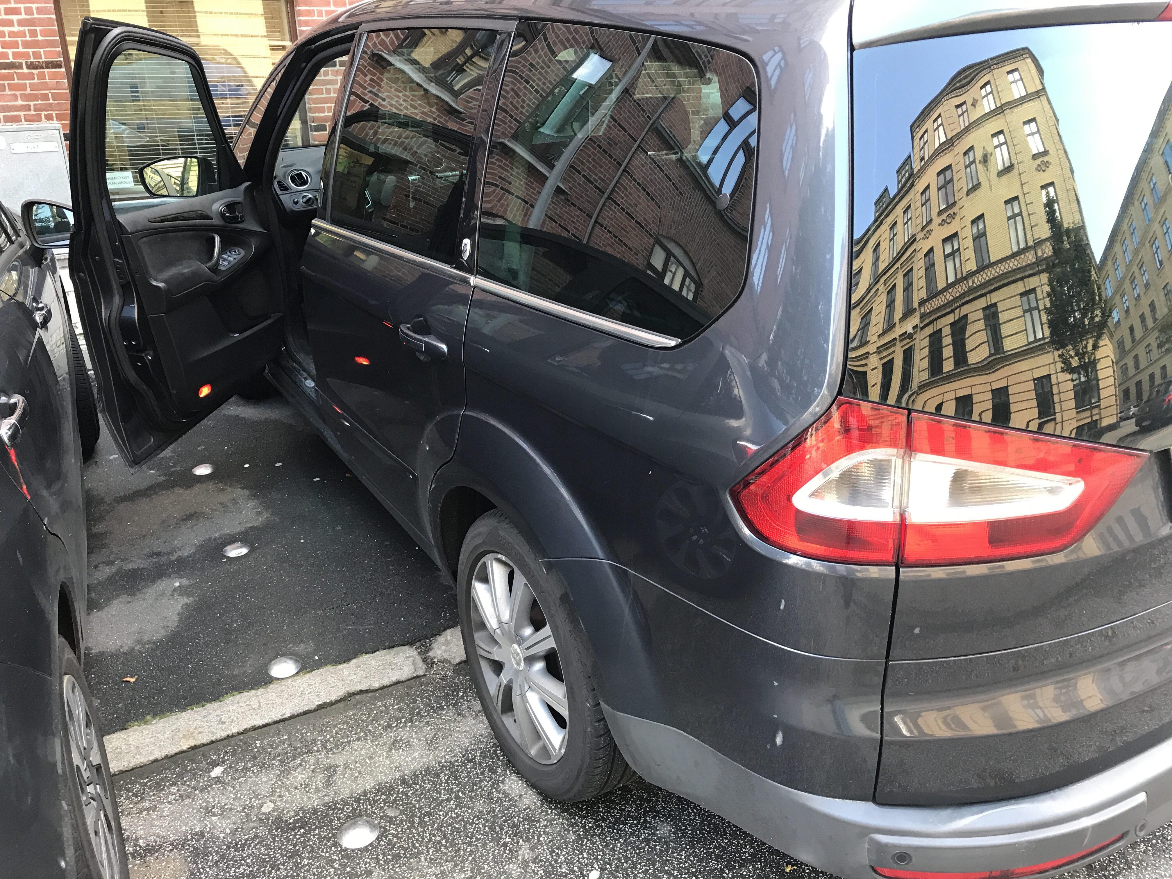 Grå Ford Galaxy fra 2007