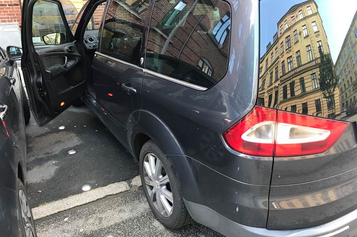 Grå Ford Galaxy fra 2007