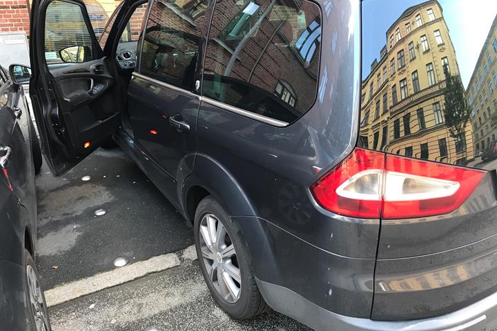 Grå Ford Galaxy fra 2007