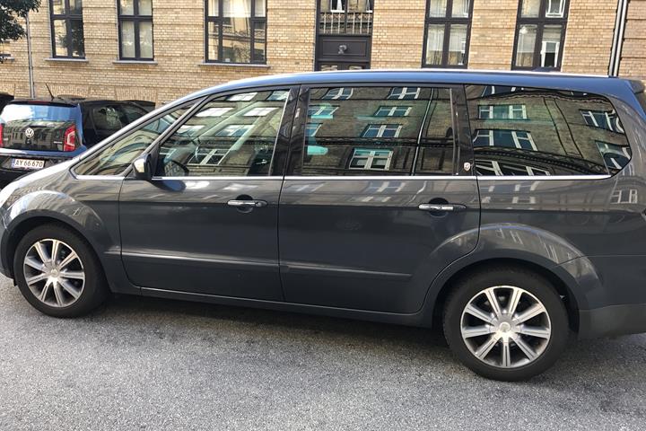 Grå Ford Galaxy fra 2007