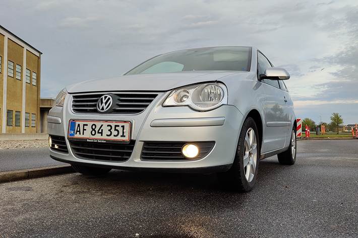 Grå VW Polo fra 2005