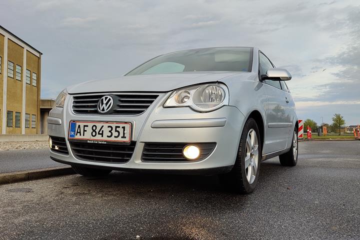 Grå VW Polo fra 2005