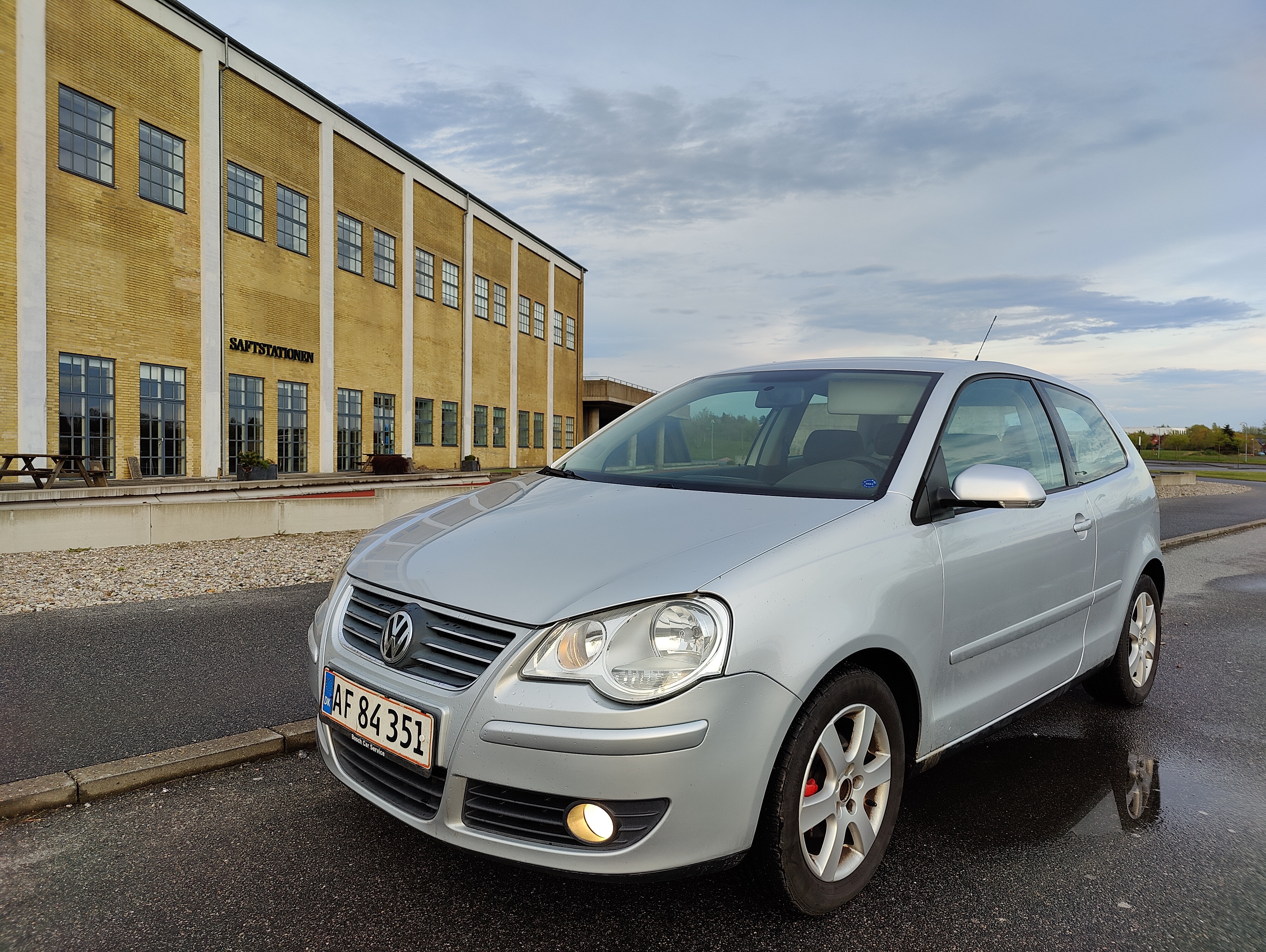 Grå VW Polo fra 2005