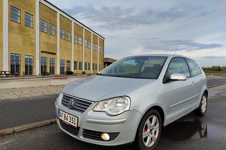 Grå VW Polo fra 2005