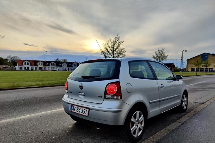 Grå VW Polo fra 2005
