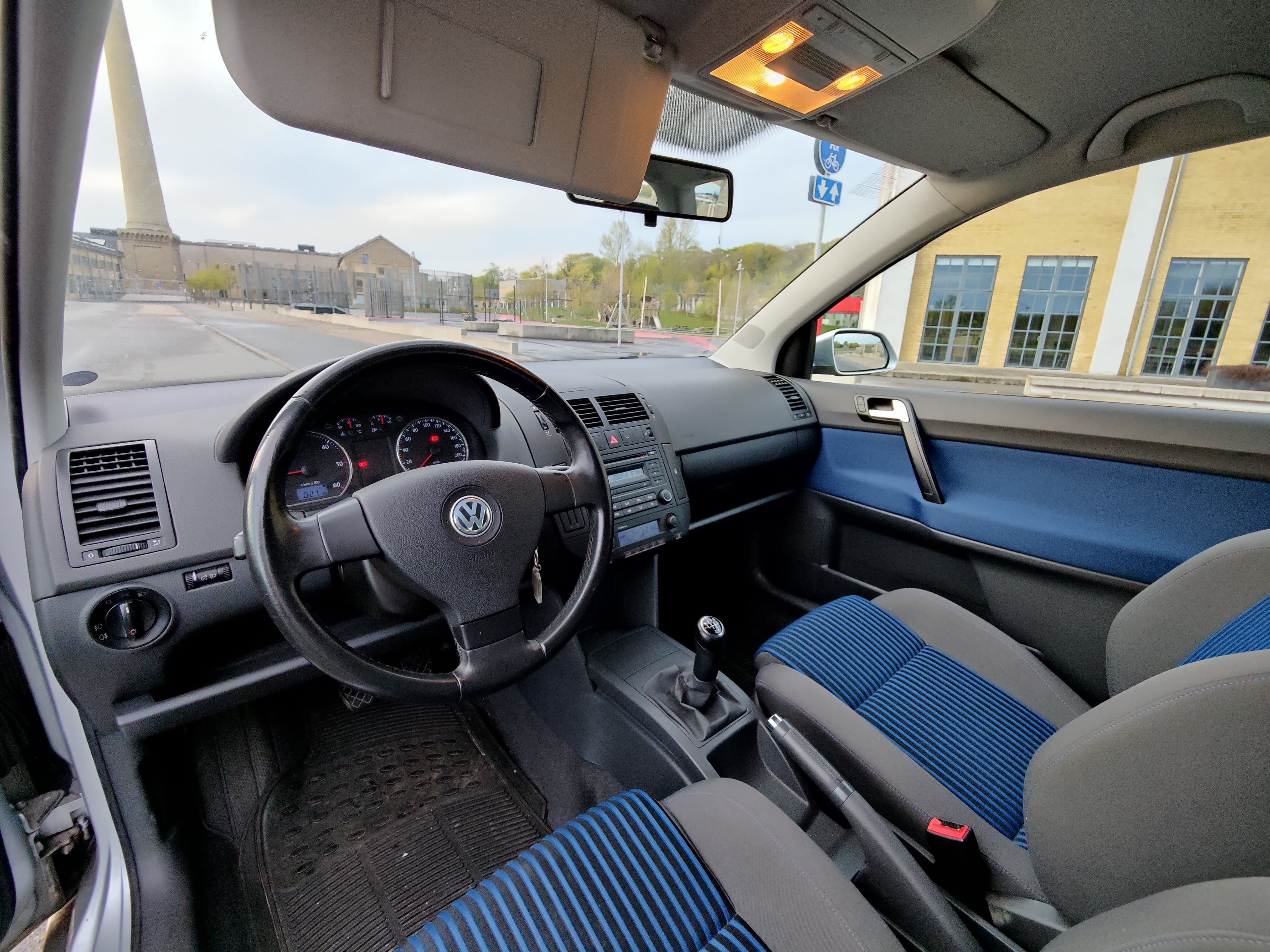 Grå VW Polo fra 2005