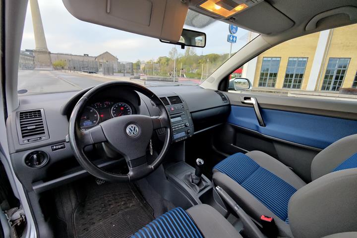 Grå VW Polo fra 2005