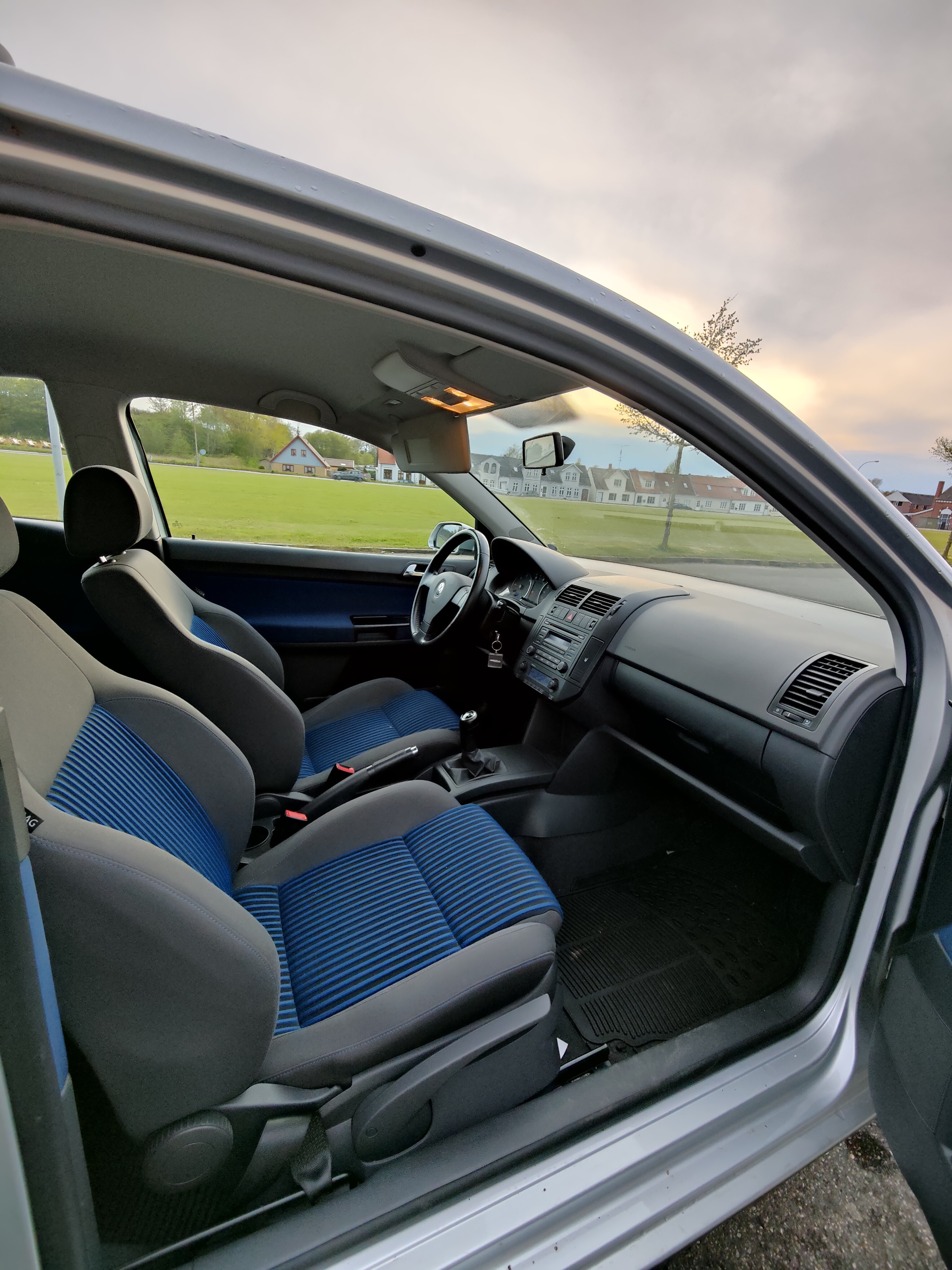 Grå VW Polo fra 2005