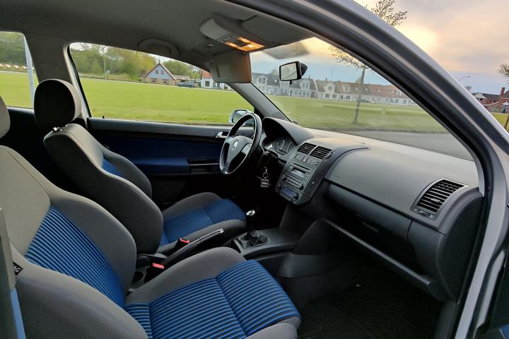 Grå VW Polo fra 2005
