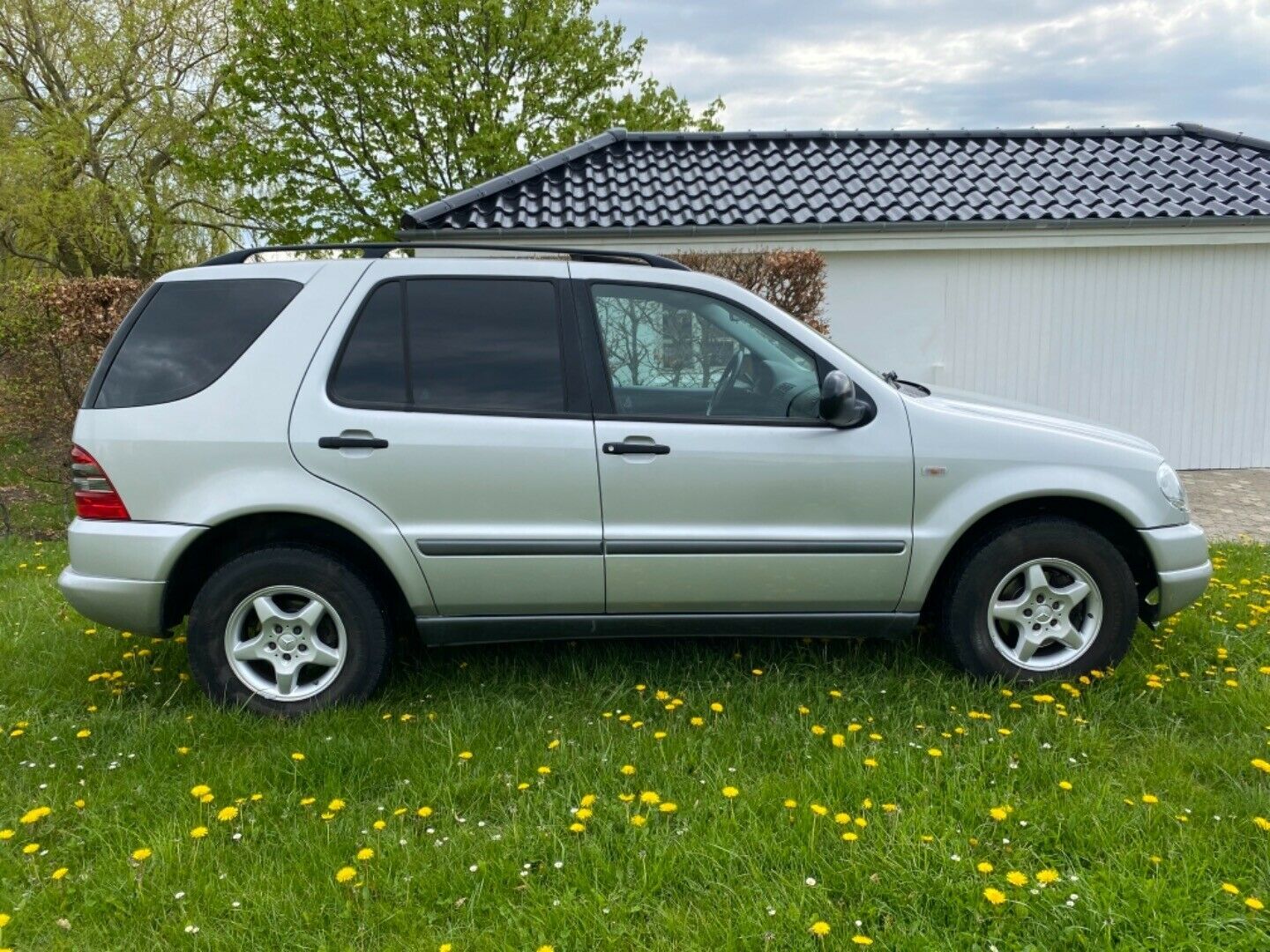 Grå Mercedes ML320 fra 2001
