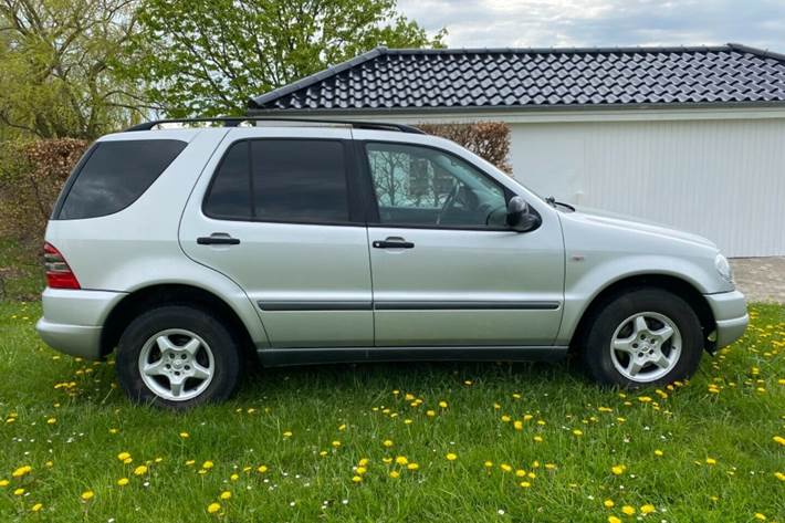 Grå Mercedes ML320 fra 2001