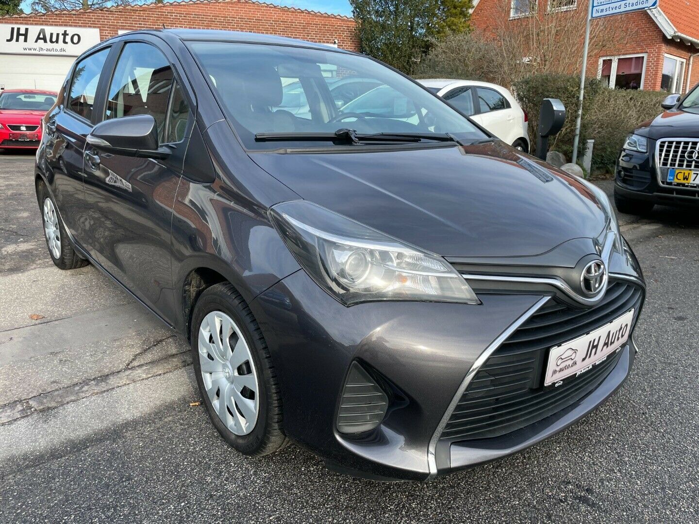 Grå Toyota Yaris fra 2014
