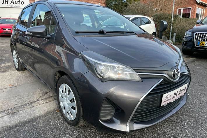 Grå Toyota Yaris fra 2014