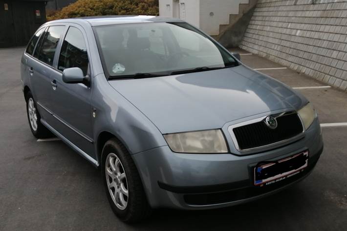 Blå Skoda Fabia fra 2002