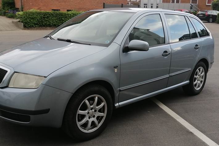 Blå Skoda Fabia fra 2002