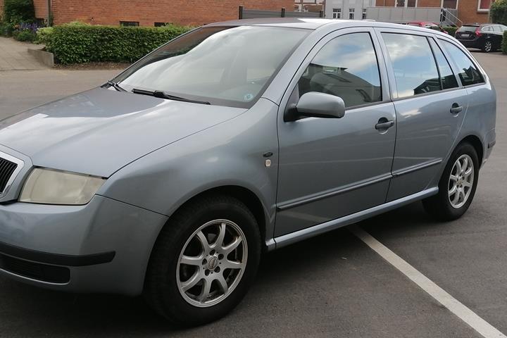 Blå Skoda Fabia fra 2002