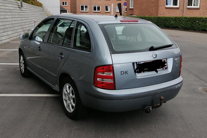 Blå Skoda Fabia fra 2002