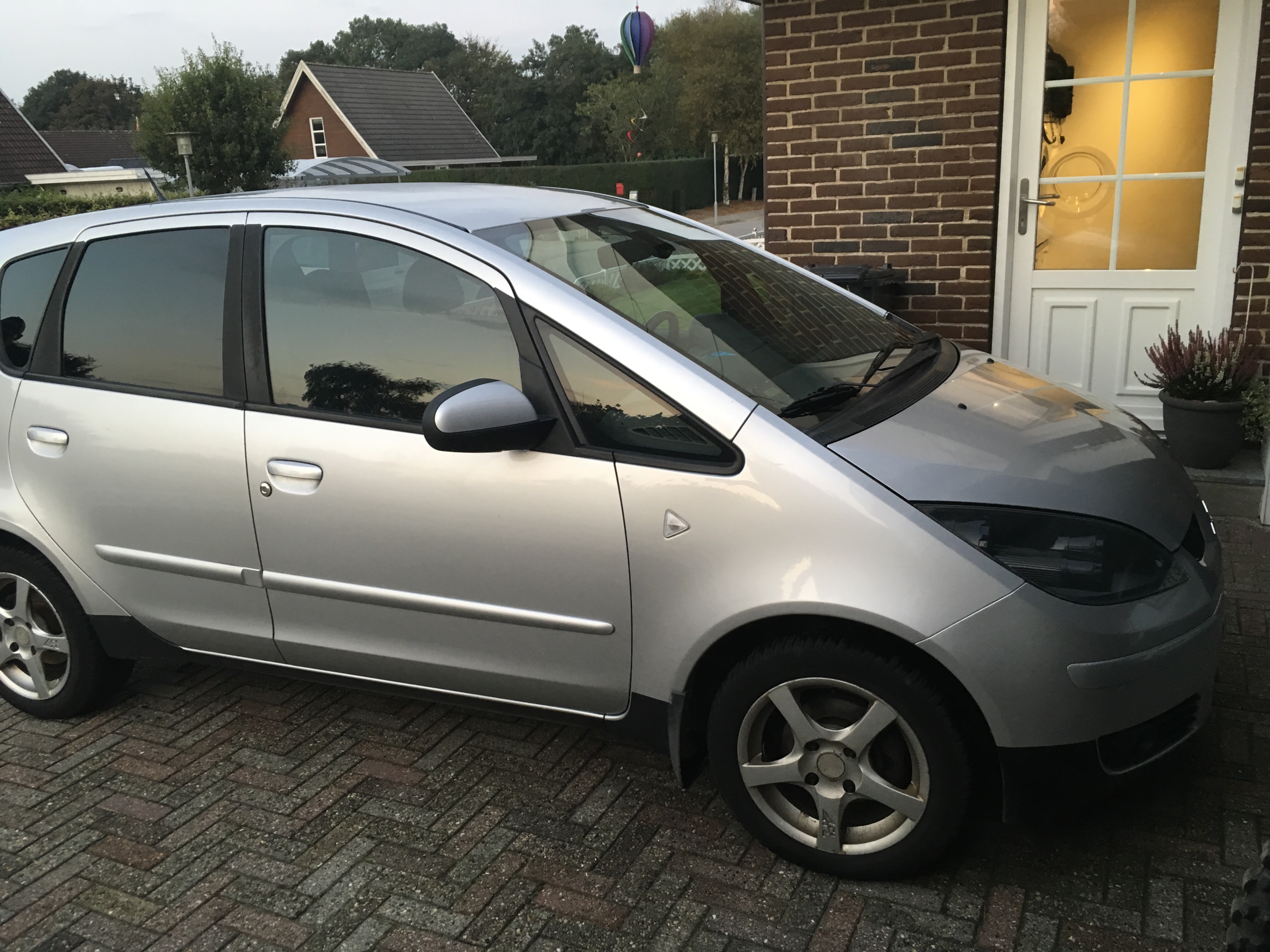 Grå Mitsubishi Colt fra 2008