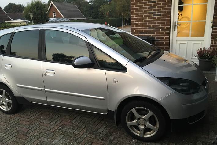 Grå Mitsubishi Colt fra 2008