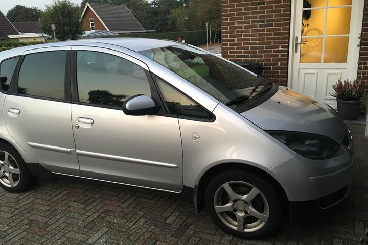 Grå Mitsubishi Colt fra 2008