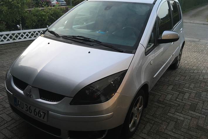 Grå Mitsubishi Colt fra 2008
