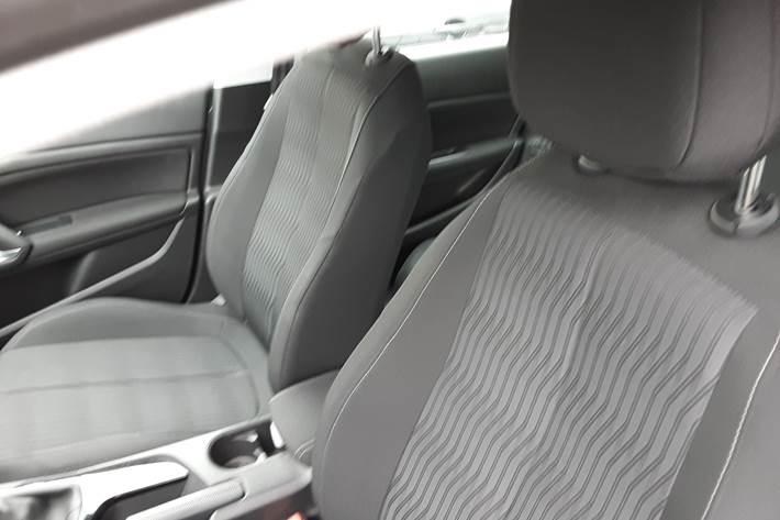 Grå Peugeot 308 fra 2017