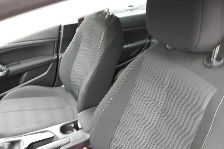 Grå Peugeot 308 fra 2017