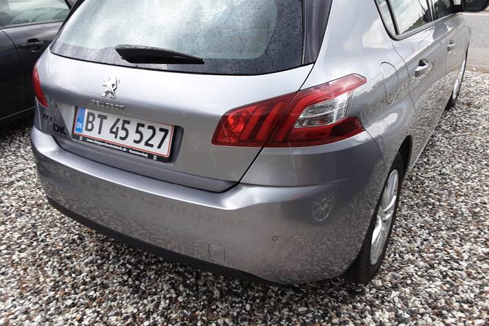 Grå Peugeot 308 fra 2017