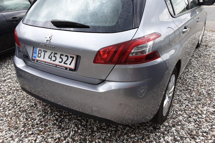 Grå Peugeot 308 fra 2017