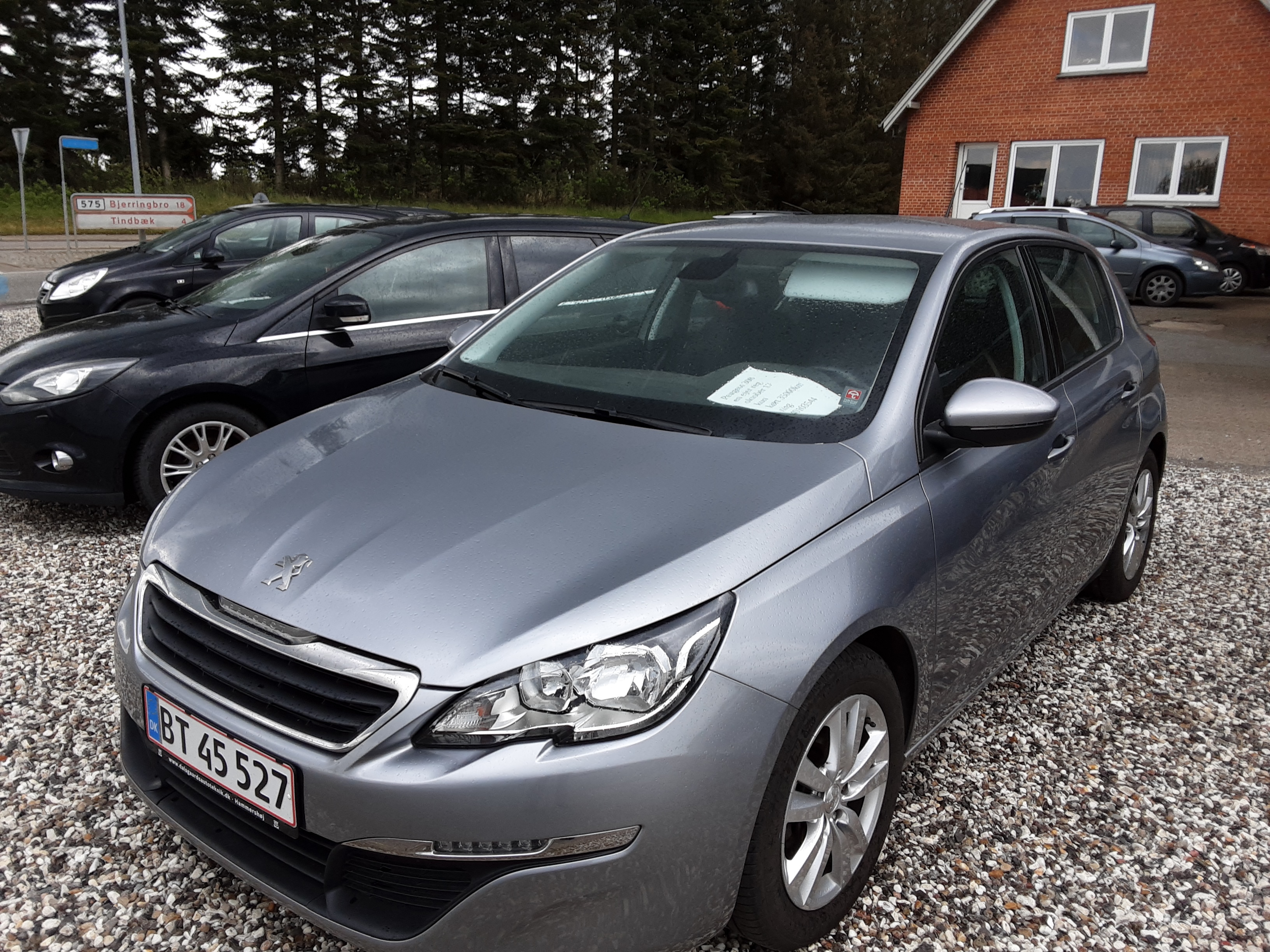 Grå Peugeot 308 fra 2017