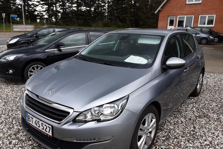 Grå Peugeot 308 fra 2017