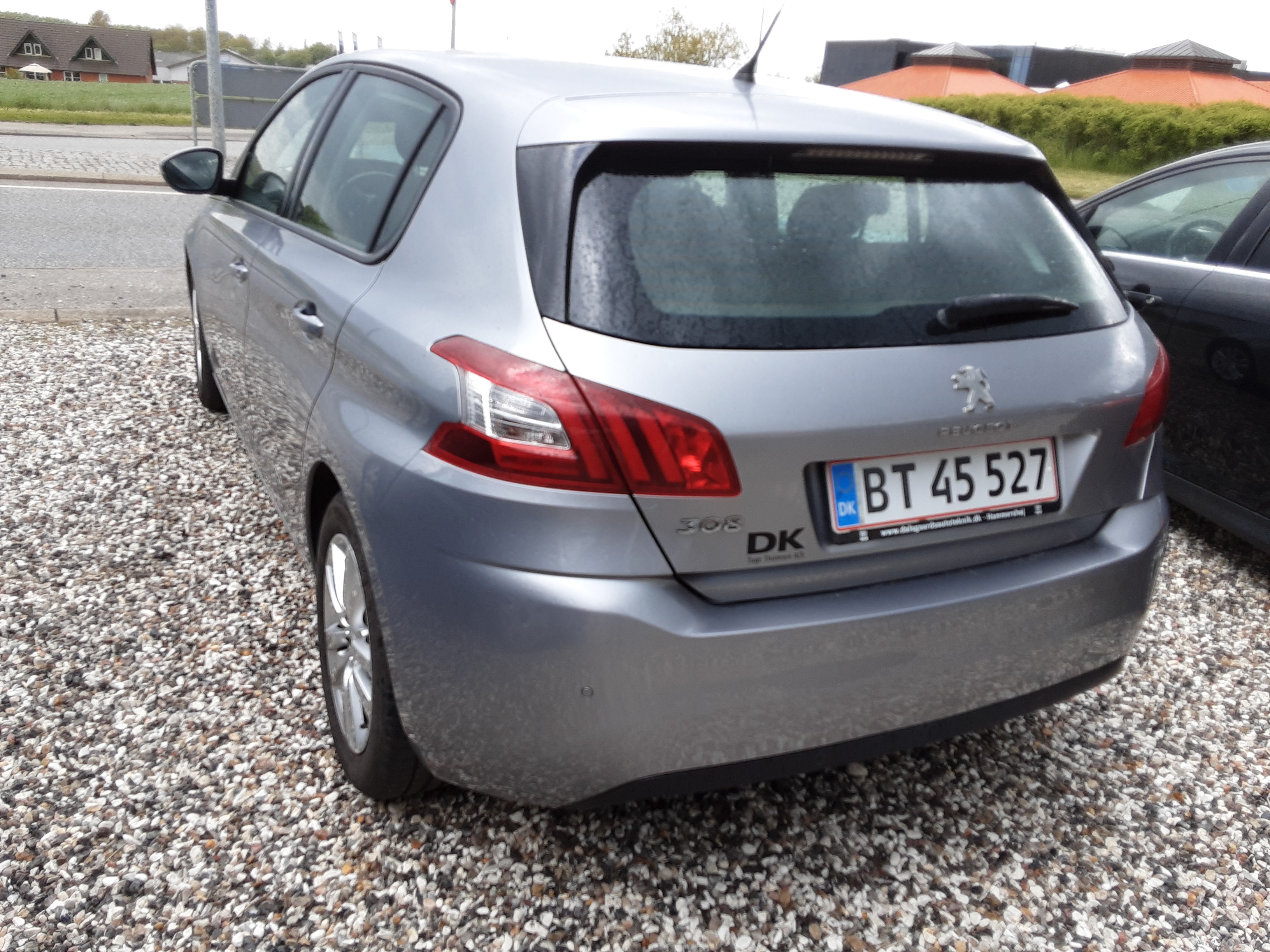Grå Peugeot 308 fra 2017