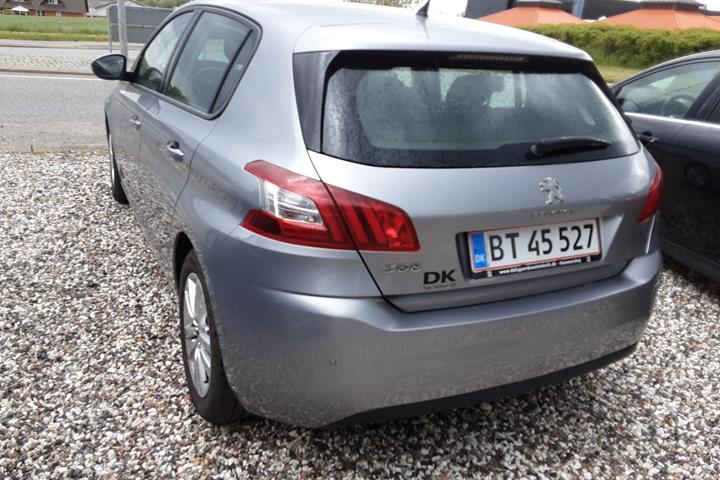 Grå Peugeot 308 fra 2017