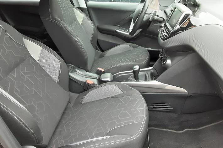 Grå Peugeot 308 fra 2017