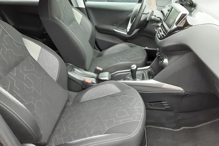 Grå Peugeot 308 fra 2017