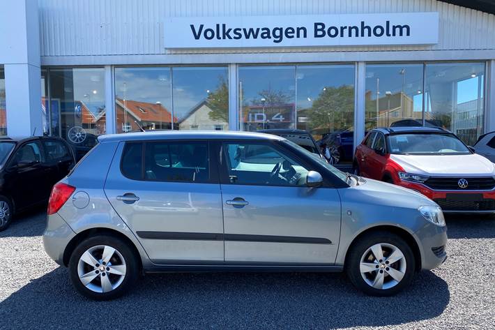 Grå Skoda Fabia fra 2013