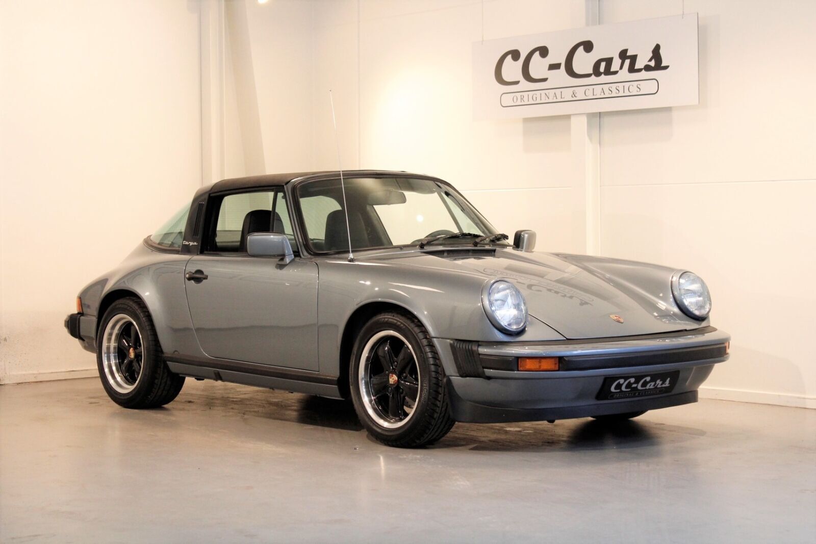 Blå Porsche 911 fra 1984