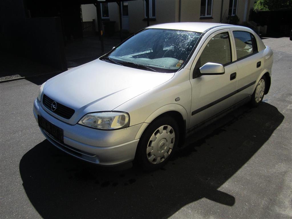 Sølv Opel Astra fra 2005