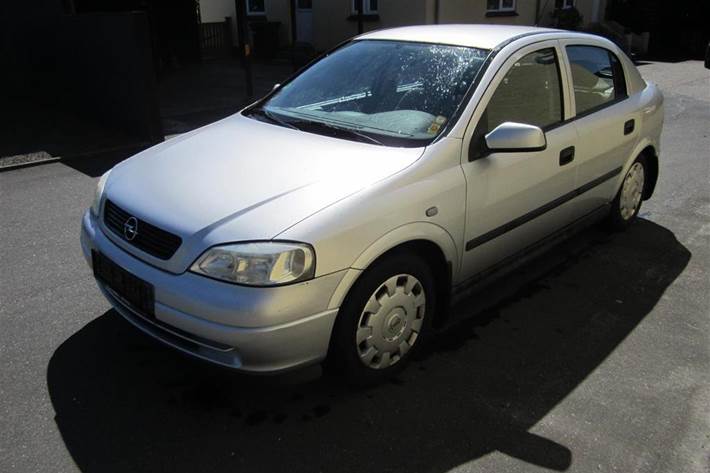 Sølv Opel Astra fra 2005